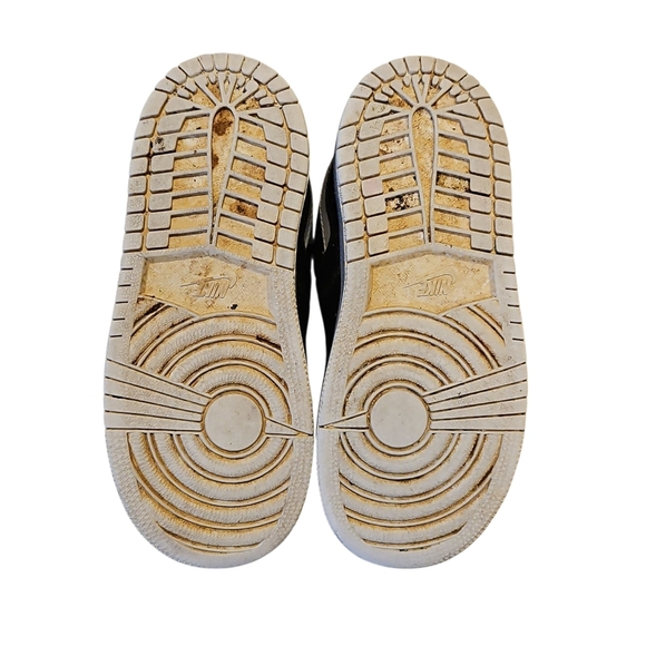 Air Jordan Little Kid Black and Red Sneakers with Low-Top Design - Picture 4 of 6